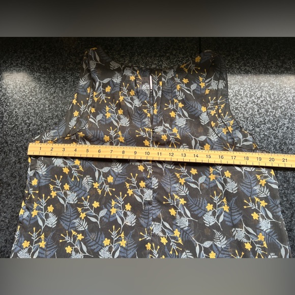 Cabi Sleeveless Blouse - Picture 10 of 12